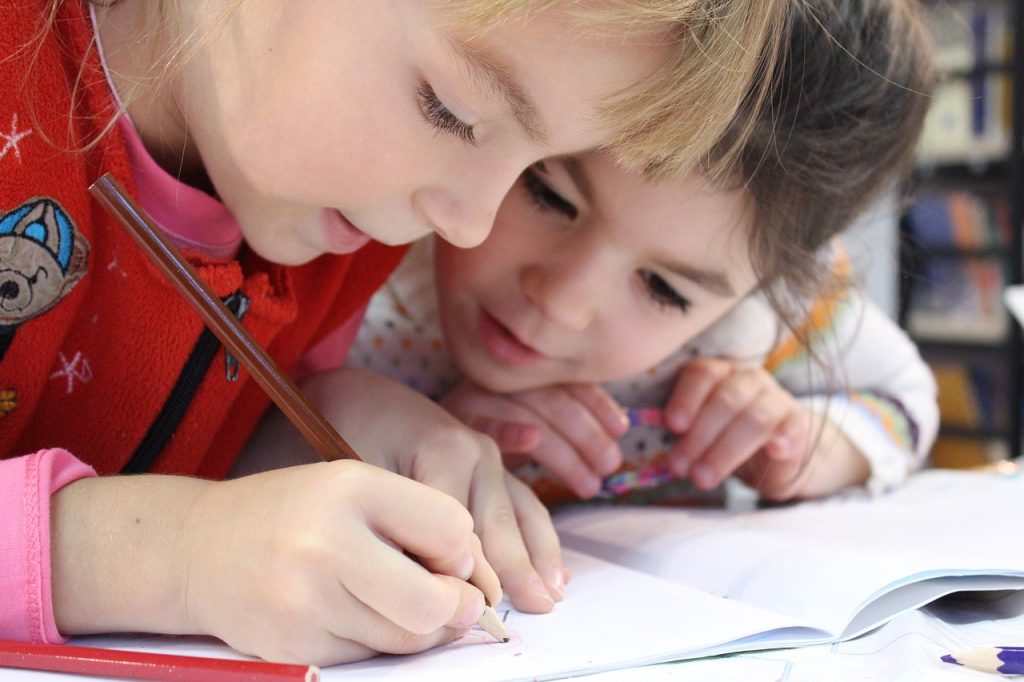 Zwei Kinder lernen gemeinsam in der Schule